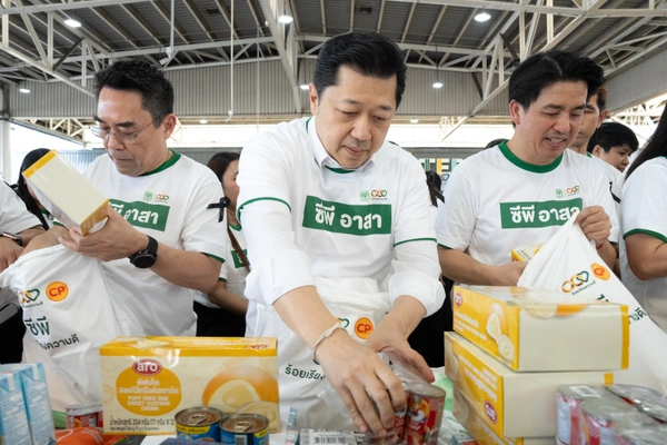 รูป-เครือซีพี ช่วยชาวใต้ฝ่าวิฤตน้ำท่วม ส่ง 2,000 ถุงกำลังใจ–ไข่ 3 แสนฟอง-13