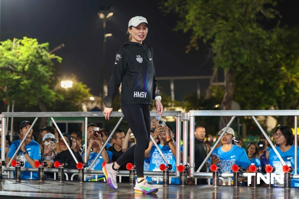 รูป-ประมวลภาพ พระราชินี ทรงวิ่ง ฮาล์ฟมาราธอน ร่วมกับ เอเลียด คิปโชเก้ ทรงใช้เวลา 2.13 ชม. ก่อนเข้าเส้นชัย-17