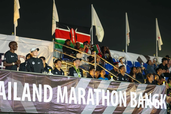 รูป-ประมวลภาพ พระราชินี ทรงวิ่ง ฮาล์ฟมาราธอน ร่วมกับ เอเลียด คิปโชเก้ ทรงใช้เวลา 2.13 ชม. ก่อนเข้าเส้นชัย-13