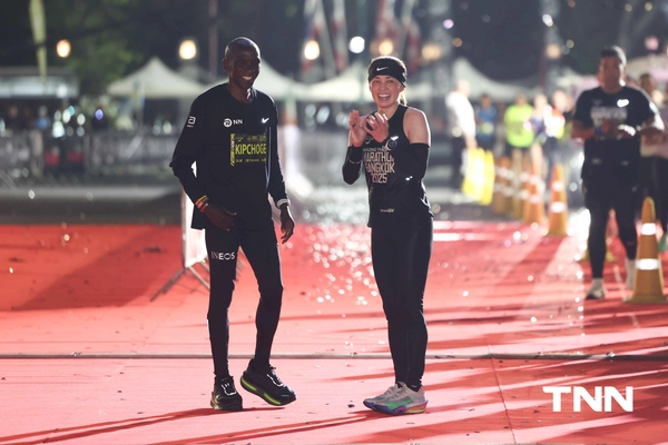 รูป-ประมวลภาพ พระราชินี ทรงวิ่ง ฮาล์ฟมาราธอน ร่วมกับ เอเลียด คิปโชเก้ ทรงใช้เวลา 2.13 ชม. ก่อนเข้าเส้นชัย-6
