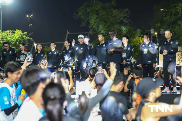 รูป-ประมวลภาพ พระราชินี ทรงวิ่ง ฮาล์ฟมาราธอน ร่วมกับ เอเลียด คิปโชเก้ ทรงใช้เวลา 2.13 ชม. ก่อนเข้าเส้นชัย-19