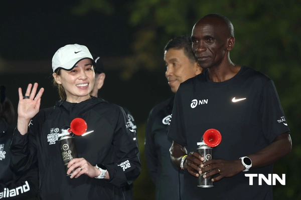 รูป-ประมวลภาพ พระราชินี ทรงวิ่ง ฮาล์ฟมาราธอน ร่วมกับ เอเลียด คิปโชเก้ ทรงใช้เวลา 2.13 ชม. ก่อนเข้าเส้นชัย-18