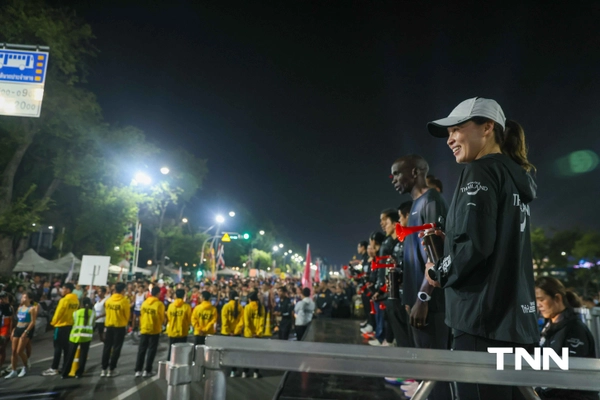 รูป-ประมวลภาพ พระราชินี ทรงวิ่ง ฮาล์ฟมาราธอน ร่วมกับ เอเลียด คิปโชเก้ ทรงใช้เวลา 2.13 ชม. ก่อนเข้าเส้นชัย-21