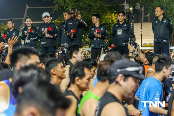 รูป-ประมวลภาพ พระราชินี ทรงวิ่ง ฮาล์ฟมาราธอน ร่วมกับ เอเลียด คิปโชเก้ ทรงใช้เวลา 2.13 ชม. ก่อนเข้าเส้นชัย-22