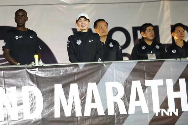 รูป-ประมวลภาพ พระราชินี ทรงวิ่ง ฮาล์ฟมาราธอน ร่วมกับ เอเลียด คิปโชเก้ ทรงใช้เวลา 2.13 ชม. ก่อนเข้าเส้นชัย-10