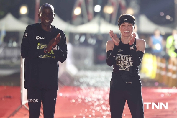 รูป-ประมวลภาพ พระราชินี ทรงวิ่ง ฮาล์ฟมาราธอน ร่วมกับ เอเลียด คิปโชเก้ ทรงใช้เวลา 2.13 ชม. ก่อนเข้าเส้นชัย-7