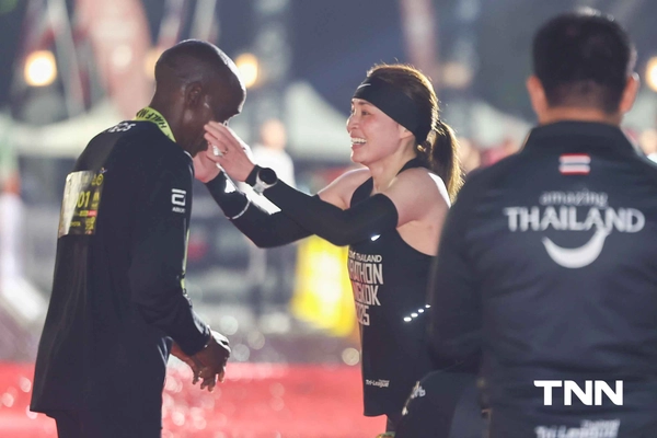 รูป-ประมวลภาพ พระราชินี ทรงวิ่ง ฮาล์ฟมาราธอน ร่วมกับ เอเลียด คิปโชเก้ ทรงใช้เวลา 2.13 ชม. ก่อนเข้าเส้นชัย-9