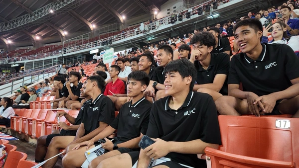 รูป-“ซีพีร้อยเรียงใจ พาไทยคว้าชัยซีเกมส์” ชวนนักเตะแข้งทอง BUFC เข้าชม-นำเชียร์ทีมชาติไทยดวลสิงคโปร์ -5