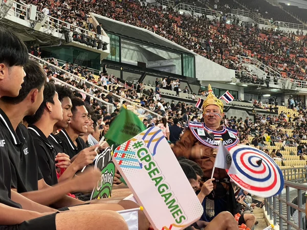 รูป-“ซีพีร้อยเรียงใจ พาไทยคว้าชัยซีเกมส์” ชวนนักเตะแข้งทอง BUFC เข้าชม-นำเชียร์ทีมชาติไทยดวลสิงคโปร์ -6