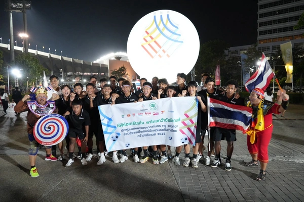 รูป-“ซีพีร้อยเรียงใจ พาไทยคว้าชัยซีเกมส์” ชวนนักเตะแข้งทอง BUFC เข้าชม-นำเชียร์ทีมชาติไทยดวลสิงคโปร์ -7