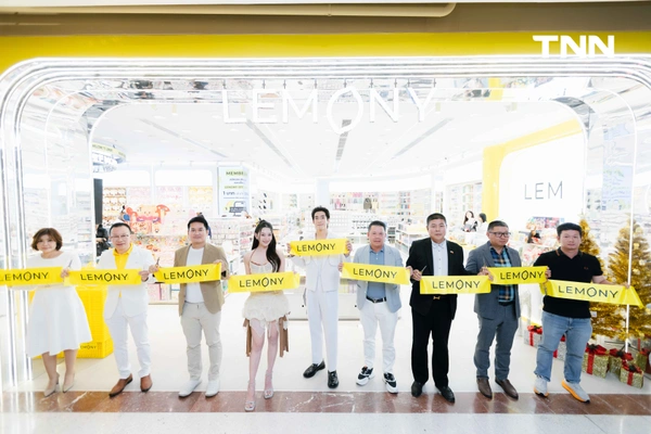 รูป-LEMONY ฉลองครบรอบ 1 ปี เปิดสาขาใหม่ เซ็นทรัลปิ่นเกล้า ดึง “เบลล่า-อาเล็ก” เสิร์ฟความสดใส พร้อมโปรโมชั่นลดทั้งร้านแบบจัดเต็ม-7