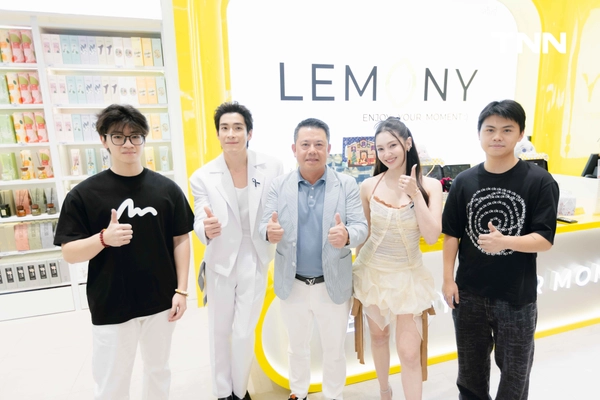 รูป-LEMONY ฉลองครบรอบ 1 ปี เปิดสาขาใหม่ เซ็นทรัลปิ่นเกล้า ดึง “เบลล่า-อาเล็ก” เสิร์ฟความสดใส พร้อมโปรโมชั่นลดทั้งร้านแบบจัดเต็ม-13