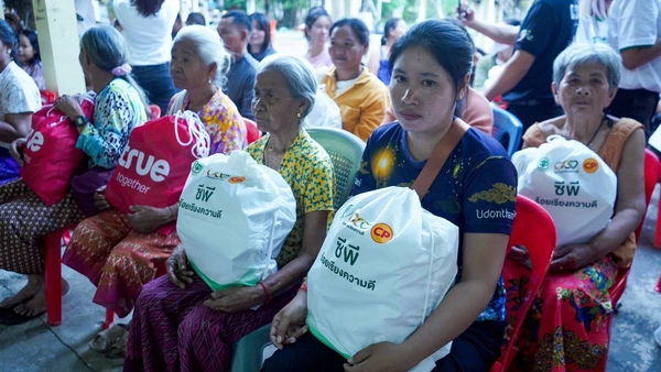 รูป-ซีอีโอ “ศุภชัย” นำ “ซีพีอาสา” ลงพื้นที่อุบลฯ หนุนอุปกรณ์แพทย์-เยี่ยมผู้อพยพ-8