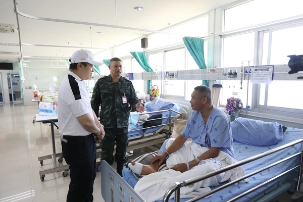 รูป-ซีอีโอ “ศุภชัย” นำ “ซีพีอาสา” ลงพื้นที่อุบลฯ หนุนอุปกรณ์แพทย์-เยี่ยมผู้อพยพ-10