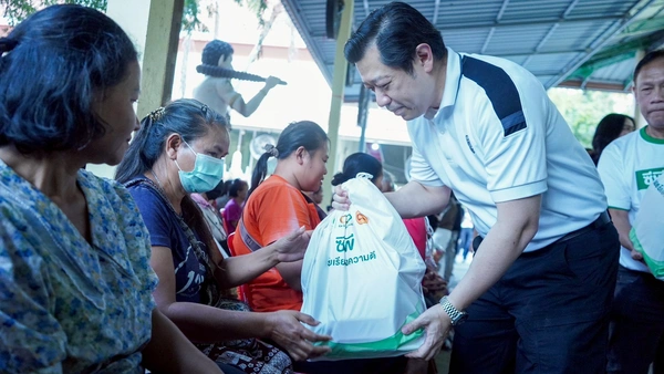 รูป-ซีอีโอ “ศุภชัย” นำ “ซีพีอาสา” ลงพื้นที่อุบลฯ หนุนอุปกรณ์แพทย์-เยี่ยมผู้อพยพ-6