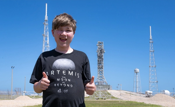 เด็กชายที่สบถใส่นักข่าว CNN ตอนไปดูยาน Artemis 2 เพราะคลั่งไคล้อวกาศ ได้รับเชิญทัวร์พิเศษจาก NASA