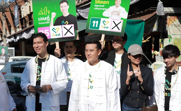 ชัยวุฒิ–ดร.เจษฎ์ เปิดวงคุยคนรุ่นใหม่เชียงใหม่ ชูนโยบายรักชาติที่กินได้