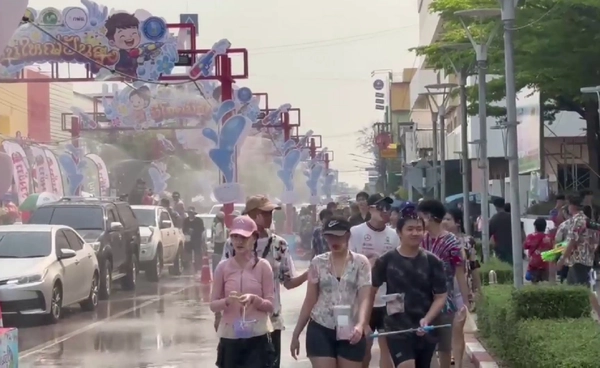 “ลำปาง” ร้อนจัด เล่นน้ำสงกรานต์คลายร้อน