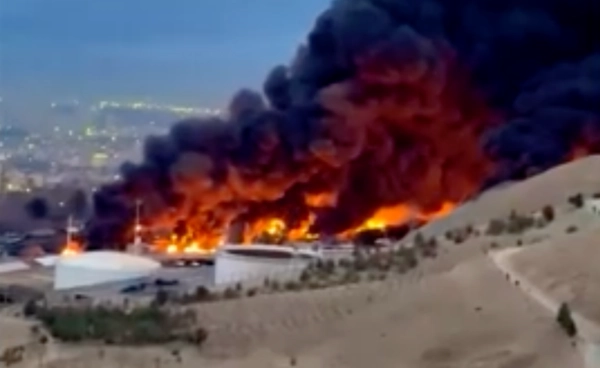 ไฟไหม้คลังน้ำมันในอิหร่าน ท่าทีสหรัฐฯ-อิหร่านยังแข็งกร้าว ส่อเค้าตึงเครียดยาว