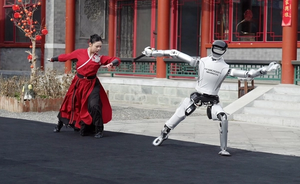 บริษัทหุ่นยนต์จีนโชว์เหนือนำหุ่นยนต์ L7 รำดาบจีนลีลาเทียบชั้นมนุษย์ ร่วมฉลองตรุษจีน
