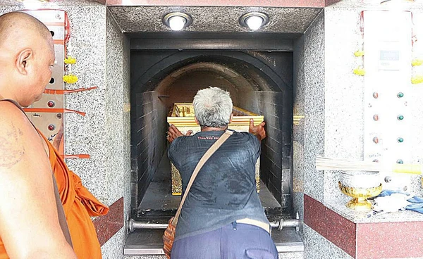 วิกฤตน้ำมันลาม กระทบเมรุเผาศพ-รถกู้ชีพหยุดชะงัก หวั่นขาดแคลนทั่วไทย