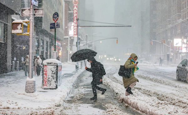 “พายุหิมะ” ครั้งประวัติศาสตร์ ถล่มสหรัฐฯ เสียหายนับล้านล้านบาท ยกเลิกเที่ยวบินกว่า 9,000 เที่ยว!