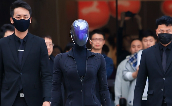 หุ่นยนต์ฮิวแมนนอยด์ IRON ปรากฏตัวบนท้องถนน ก้าวแรกจากเวทีสู่สภาพแวดล้อมจริง