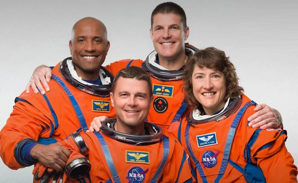 นักบินอวกาศภารกิจอาร์ทิมิส 2 เดินทางถึงศูนย์อวกาศเคนเนดี เตรียมพร้อมภารกิจดวงจันทร์