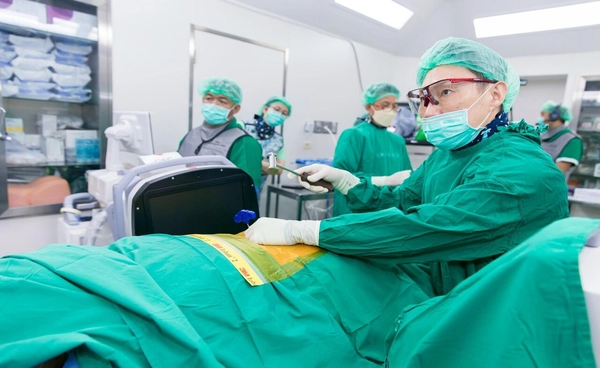 ทำหัตถการ BVNA สำเร็จ!เป็น 2 รายแรกของไทย แพทย์ศิริราชร่วมมือแพทย์เกาหลีใต้ ช่วยผู้ป่วยที่มีอาการปวดหลังส่วนล่าง