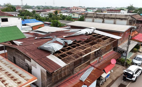 พายุลูกเห็บถล่มนครพนม หลังคาปลิวว่อน!  