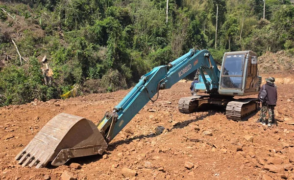 โชว์ผลงานระบบ iForMS รวบรถแบ็กโฮ รุกป่าถ้ำธาราลอด