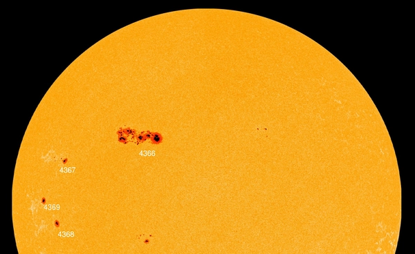 พบจุดมืดบนดวงอาทิตย์ขนาดยักษ์ กว้างกว่าโลก 15 เท่า หันหน้าตรงสู่โลก ห้ามมองด้วยตาเปล่าเด็ดขาด