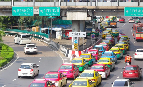 ขนส่งฯ ตั้ง War Room คุมค่าโดยสารรับวิกฤตตะวันออกกลาง