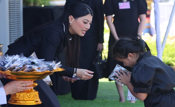เจ้าฟ้าสิริวัณณวรีฯ พระราชทานเข็มกลัดโบว์ดำ แก่ประชาชนที่เดินทางมาถวายความอาลัย สมเด็จพระพันปีหลวง