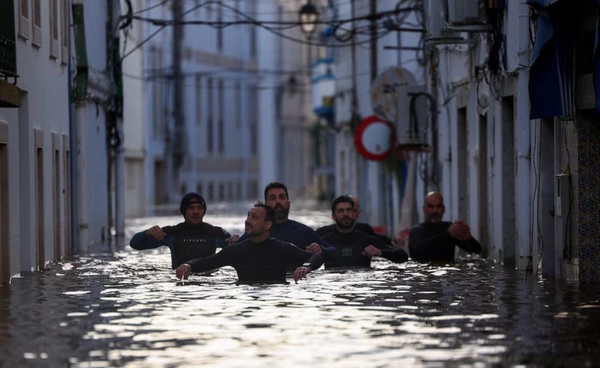 โลกเผชิญอากาศสุดขั้วพร้อมกัน ฝนถล่มยุโรปใต้ แอฟริกาน้ำท่วมหนัก ญี่ปุ่น-เกาหลีเจออากาศหนาวจัด!