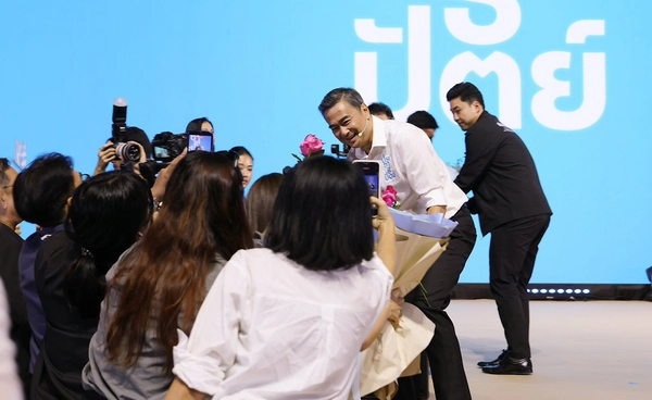 “อภิสิทธิ์ - การดี” โพสต์ขอบคุณทุกคะแนนเสียง ย้ำไม่ใช่ตัวเลขแต่คือความหวัง 