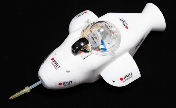 หุ่นยนต์โลมา  นักเก็บ “น้ำมัน” แห่งท้องทะเล พร้อมกรองน้ำให้ในตัว