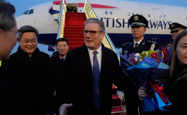 นายกฯ อังกฤษเยือนจีนเตรียมพบสี จิ้นผิง เปลี่ยนใช้มือถือ "ใช้แล้วทิ้ง" กันสอดแนม 