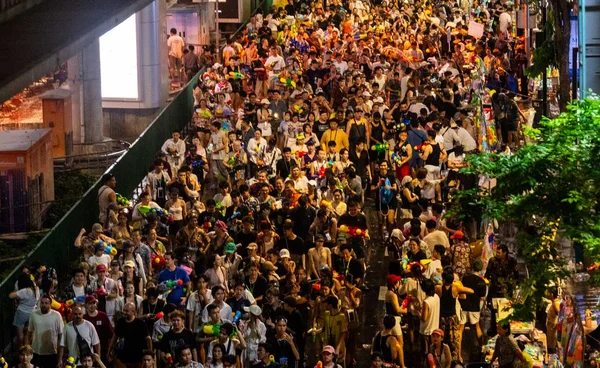 กทม. คุมเข้มทุกจุดเสี่ยง สงกรานต์สีลมวันแรกนักท่องเที่ยวทะลุ 140,000 คน