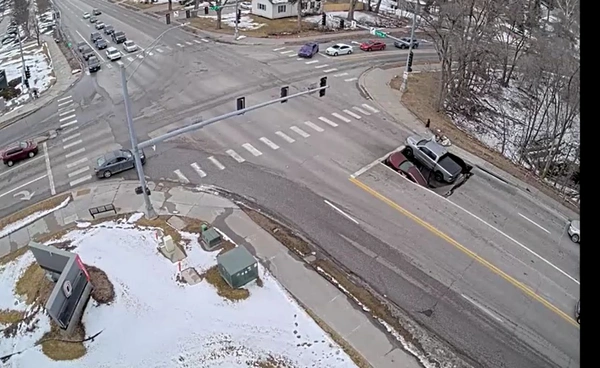 เปิดภาพนาทีหลุมยุบกลาง 4 แยกสหรัฐฯ