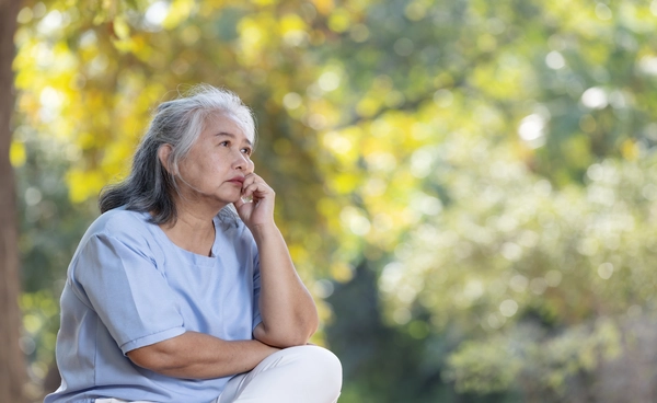 คนแก่ไทยกว่า 1.8 ล้านคน เสี่ยงเสียชีวิตอย่างโดดเดี่ยว เพราะถูกทิ้งไว้ข้างหลัง ต้องอยู่ตามลำพัง