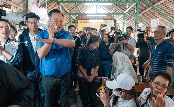 "อนุทิน" หาเสียงตลาดคลองลัดมะยม บอกถ้ากลับมาเป็นรัฐบาลคนละครึ่งพลัสมาแน่ 