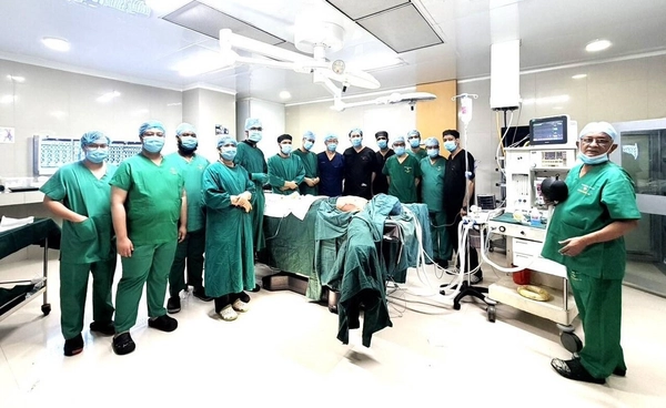 แพทย์ไทยสร้างชื่อเสียงให้ประเทศ ร่วม"ผ่าตัดส่องกล้องแก้อกบุ๋ม" ครั้งแรกในบังกลาเทศ