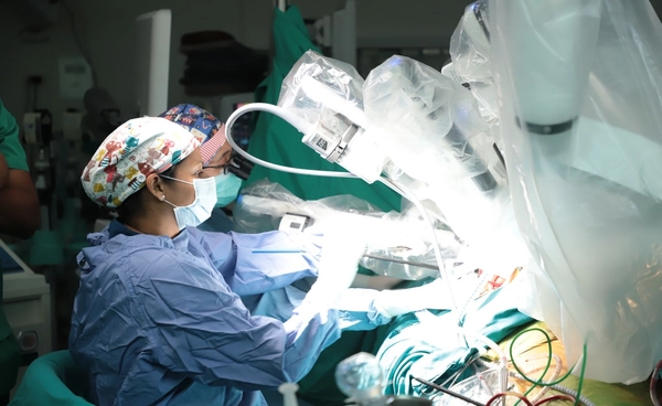 ครั้งแรกในไทย! รพ.ธรรมศาสตร์เฉลิมพระเกียรติ สร้างประวัติศาสตร์ผ่าตัดหัวใจด้วยหุ่นยนต์ Da Vinci XI