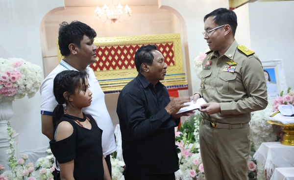 รมช.ศธ. ร่วมอาลัยครูเหยื่อกราดยิงอยุธยา มอบทุนลูกเรียนถึง ม.6