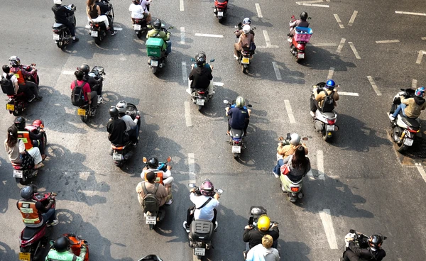 “กลับสู่โลกจริง” บรรยากาศถนนสีลม จันทร์แรกหลังสงกรานต์  