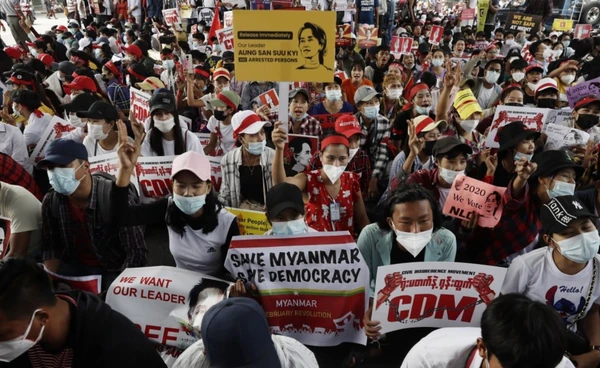 เมียนมาเรียกข้าราชการที่ลาออกไปประท้วง ให้กลับเข้าทำงานได้