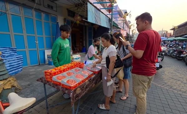 อุทัยธานีคึกคัก! ชาวไทยเชื้อสายจีนแห่จับจ่าย "วันจ่าย" ตรุษจีน 