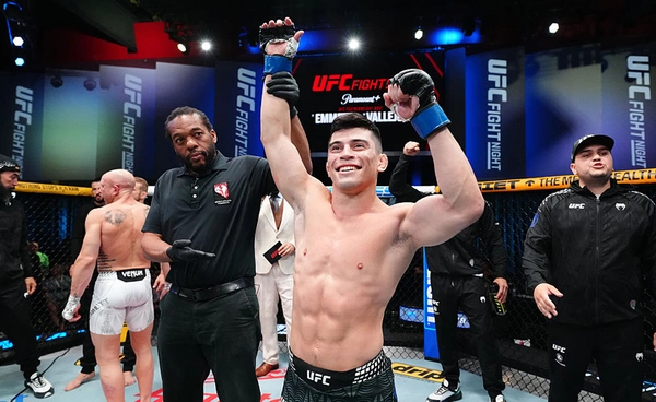 บาเยคอส โกยชัย 4 ไฟต์รวด!  ไล่หวด เอ็มเม็ตต์ หลับยกแรก