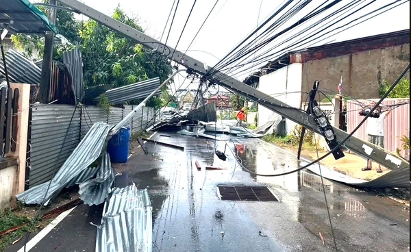 พายุฤดูร้อนถล่มลพบุรี! บ้านประชาชนเสียหาย 43 หลัง เสาไฟหักโค่น
